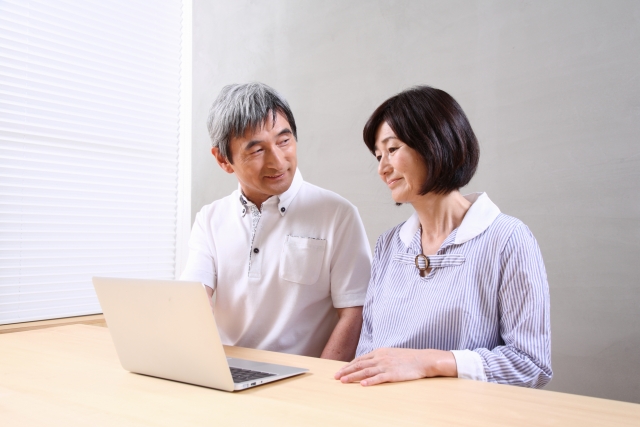 検索する老夫婦